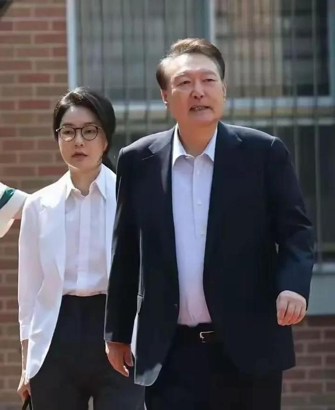 位女人个个有颜又有才他算是赢麻了！冰球突破游戏网站细数李在明身边的3(图2)