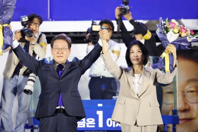 位女人个个有颜又有才他算是赢麻了！冰球突破游戏网站细数李在明身边的3(图4)