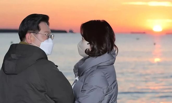 位女人个个有颜又有才他算是赢麻了！冰球突破游戏网站细数李在明身边的3(图21)