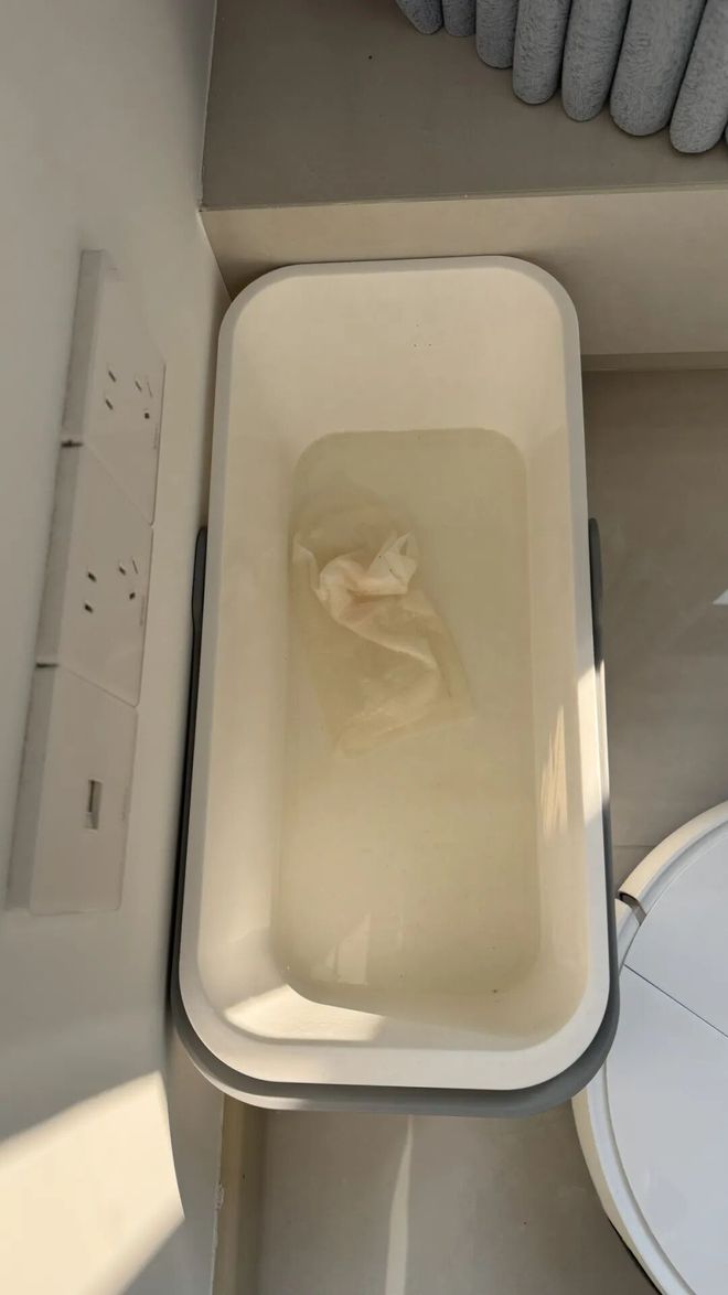 杭州一业主遭遇天花板漏雨半个月了没人解决冰球突破网站暴雨夜新房秒变“水帘洞”！(图5)