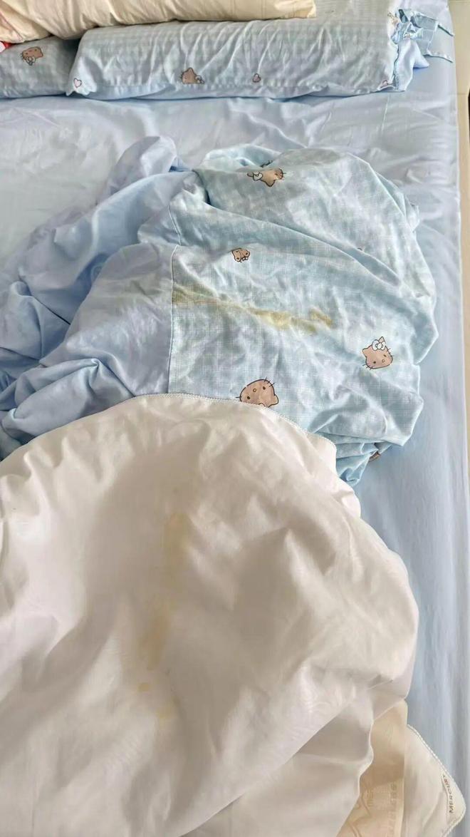 杭州一业主遭遇天花板漏雨半个月了没人解决冰球突破网站暴雨夜新房秒变“水帘洞”！(图6)