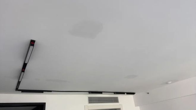 杭州一业主遭遇天花板漏雨半个月了没人解决冰球突破网站暴雨夜新房秒变“水帘洞”！(图3)