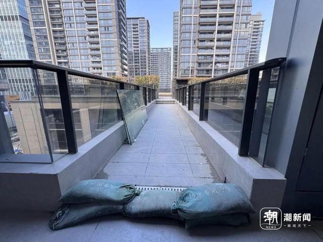 杭州一业主遭遇天花板漏雨半个月了没人解决冰球突破网站暴雨夜新房秒变“水帘洞”！(图2)